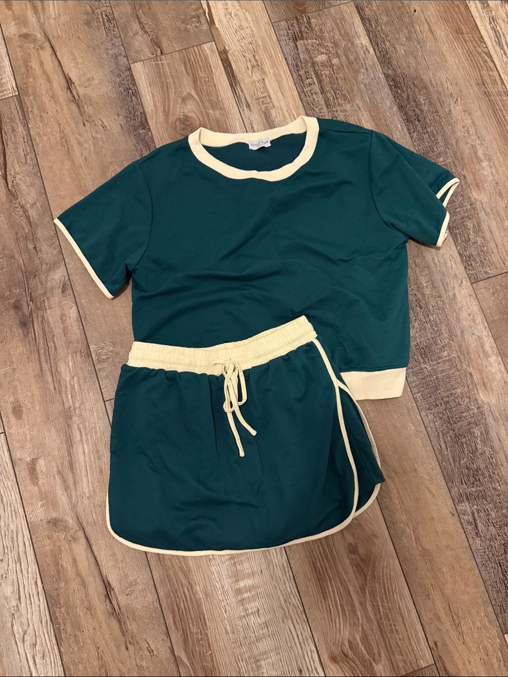 Teal Short-Sleeve Crop Tee with Cream Contrast Trim and Matching Skort - Medium